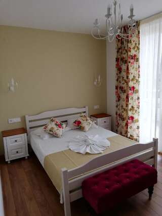 Отель Family Hotel Sofi Созополь Двухместный номер с 1 кроватью или 2 отдельными кроватями и балконом-2