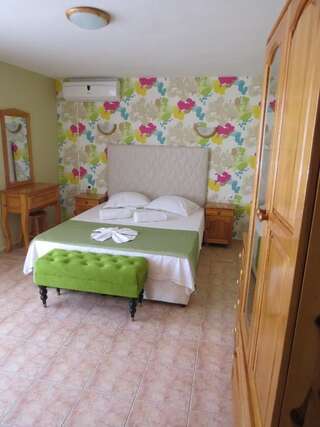 Отель Family Hotel Sofi Созополь Двухместный номер с 1 кроватью или 2 отдельными кроватями и балконом-7